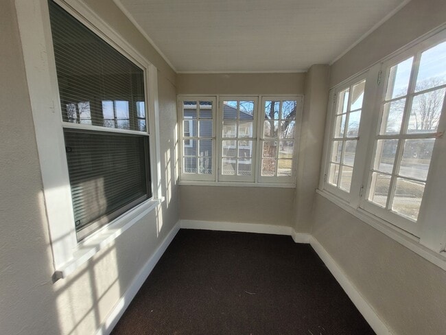 Building Photo - 2 Bedroom, 1 Bathroom Home with Detached Garage!