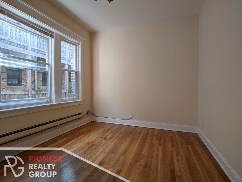 Building Photo - 4433 N Wolcott Ave