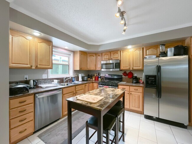 Building Photo - On Bus Route! 2bed/2.5 Bath, Sunny Town House!