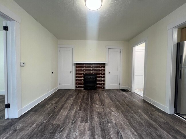 Building Photo - Updated 1BR Apartment