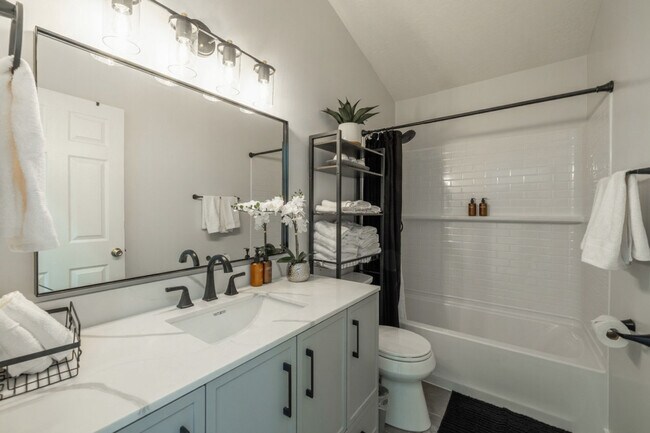 Building Photo - 924 Lowell Ave S