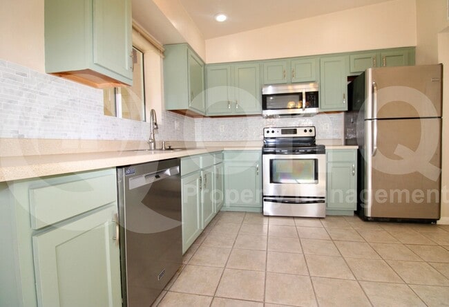 Building Photo - 4043 E Deseret Dr