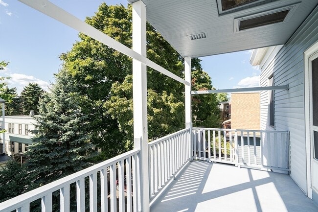 Building Photo - 25 Magoun St