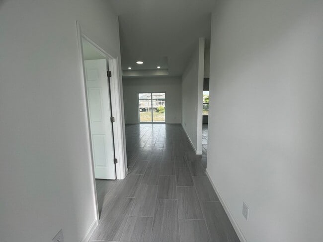 Building Photo - MOVE IN READY & BRAND NEW! Spacious 4 BD/ 2BA/ 2 Car Garage in Lehigh Acres