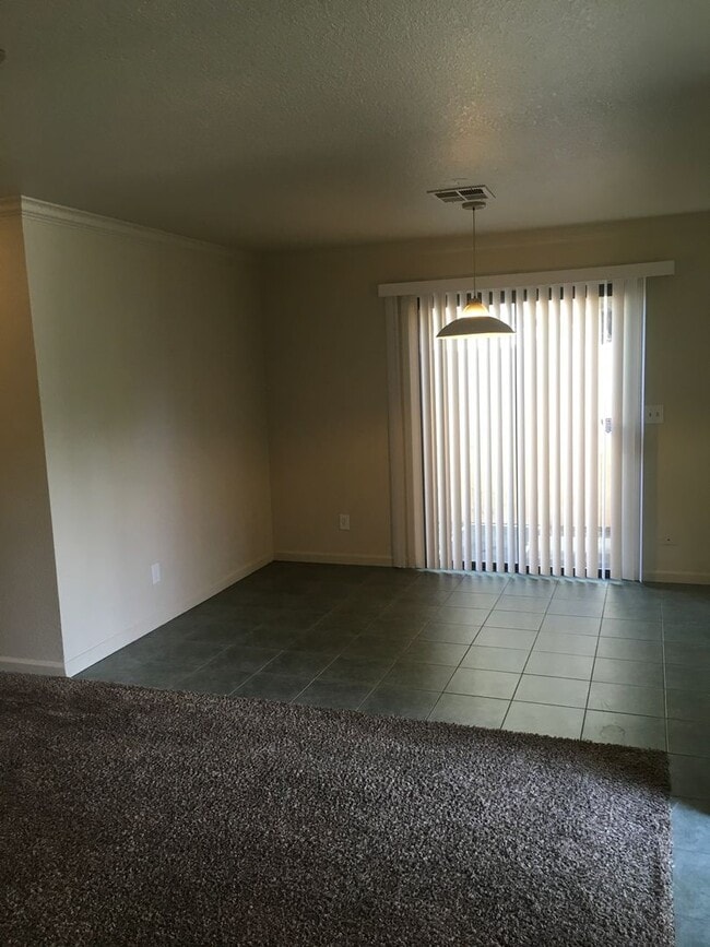 Building Photo - East Redding Duplex off Shasta View