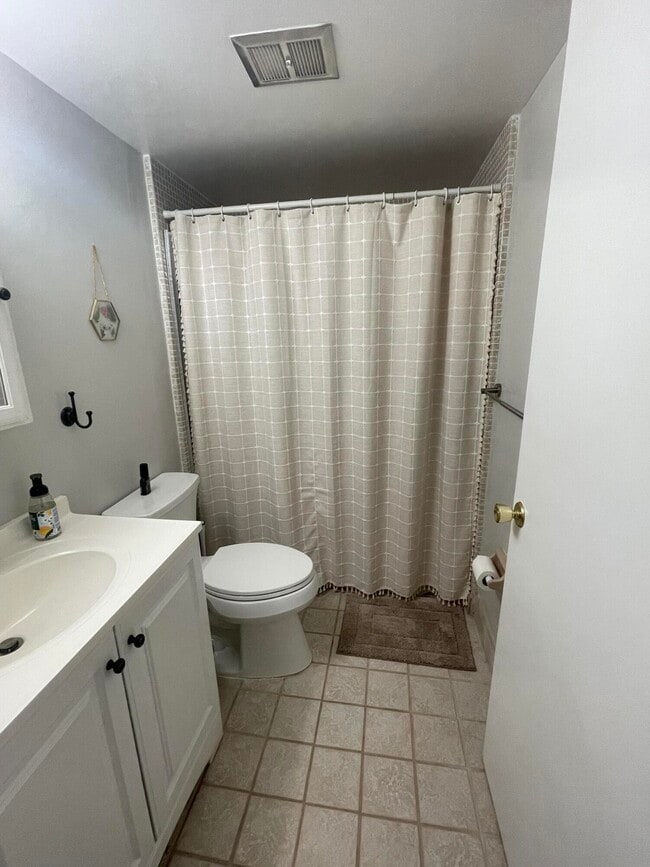 Building Photo - 410 Wilma Cir