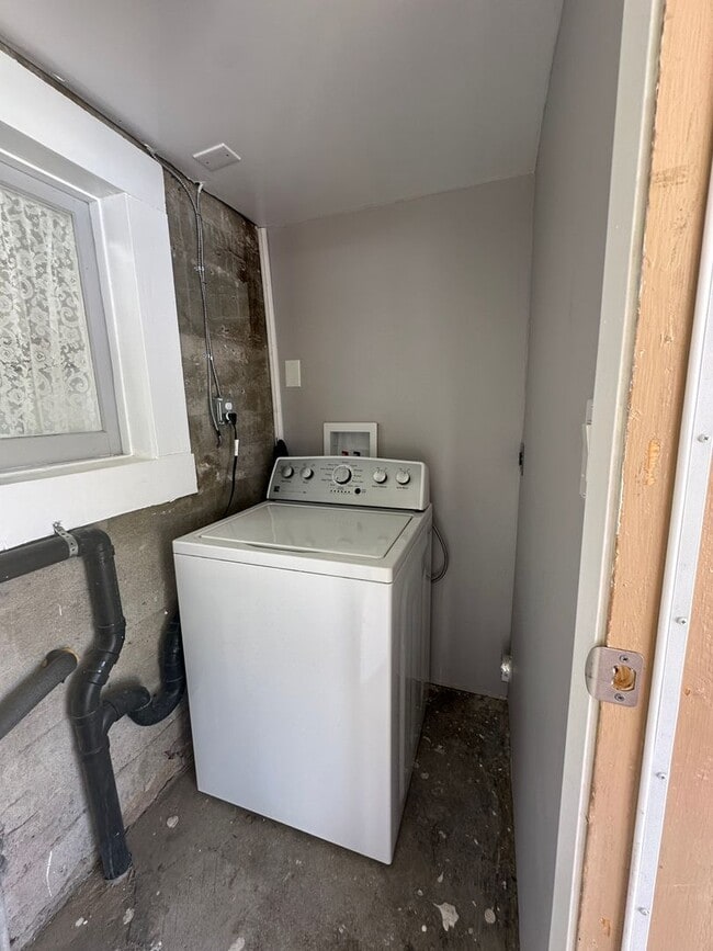 Building Photo - Fresh one bedroom, one bath home in downtown Bishop