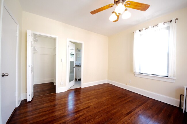 Building Photo - Sun-filled 1BR Condo in Cleveland Park