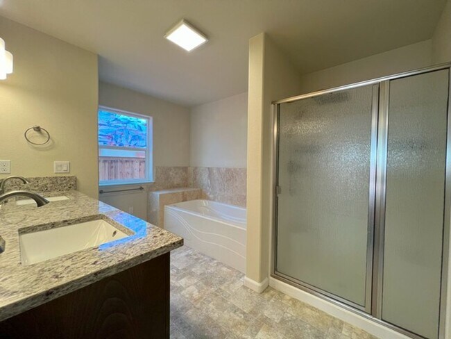 Building Photo - Three Bedroom on the Golf Course in Fer...