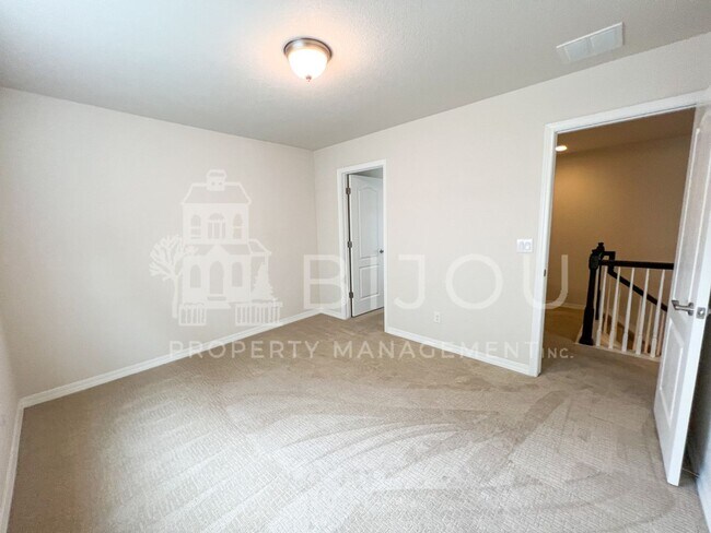 Building Photo - 1167 Solitaire St