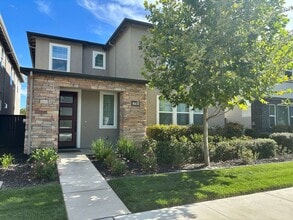 Building Photo - 3180 Edgeview Dr
