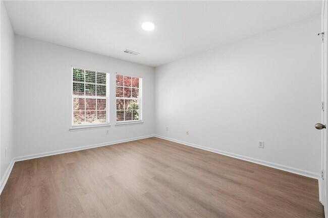 Building Photo - 3050 Centerglen Ln