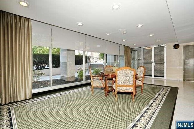 Building Photo - 301 Beech St