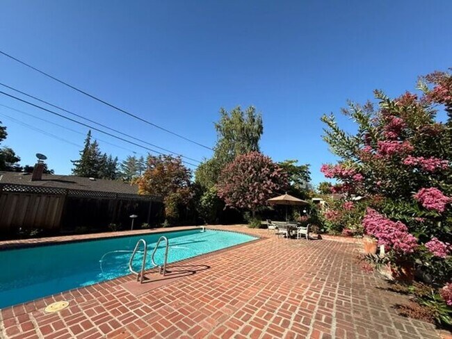 Building Photo - Beautiful 4 bedrooms 2.5 bath home