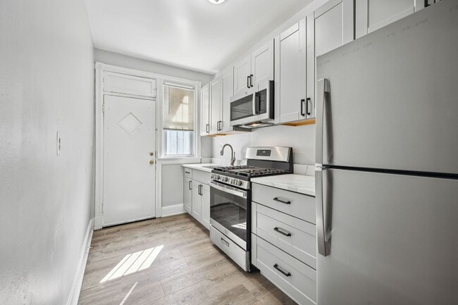 Building Photo - Newly Renovated 5BR/2BA Brownstone, Washer/Dryer