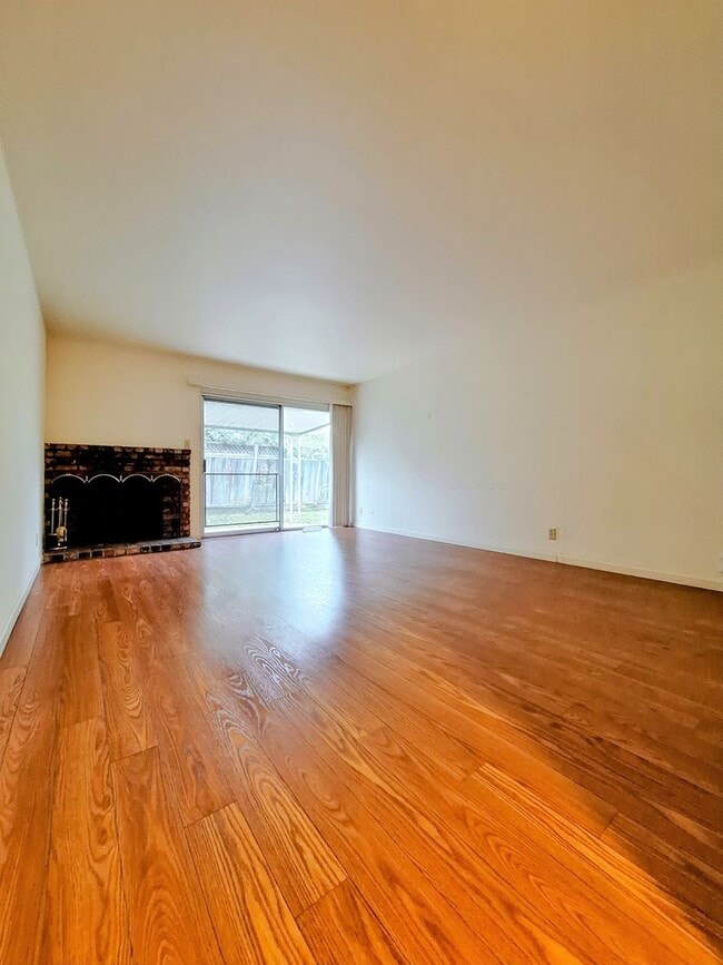 Building Photo - Charming 2bd Duplex With Private Yard & Garage