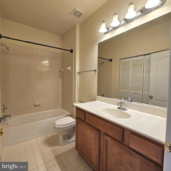 Building Photo - 725 Chevington Ct