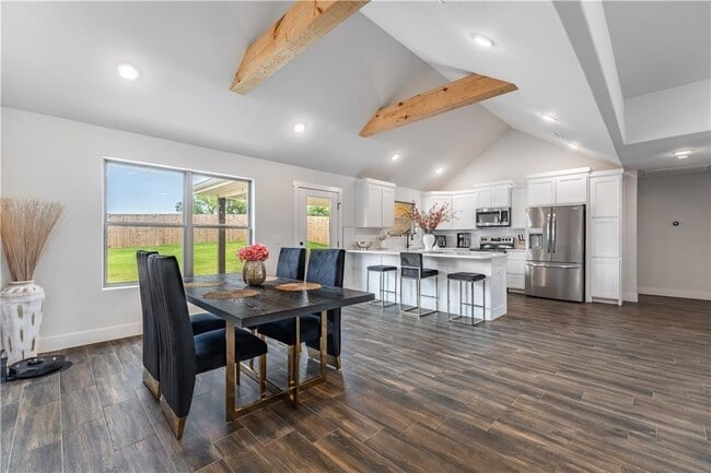 Building Photo - 707 W Jillian St