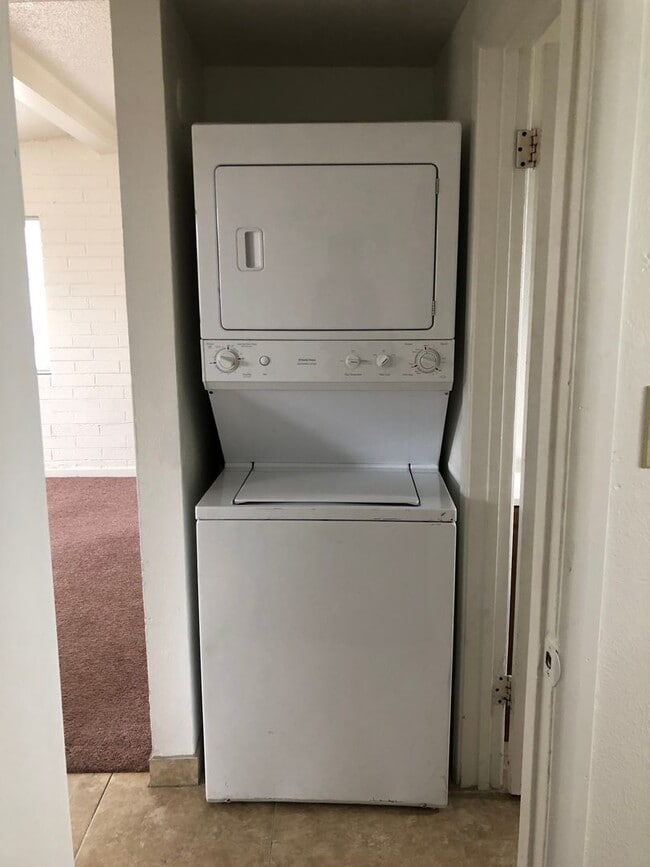 Building Photo - COMING SOON! Charming 2 Bed 1 Bath Apartme...