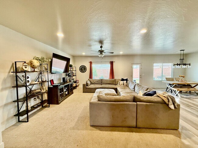 Building Photo - Lovely Pet Friendly 3-BR + Office in Sage Canyon