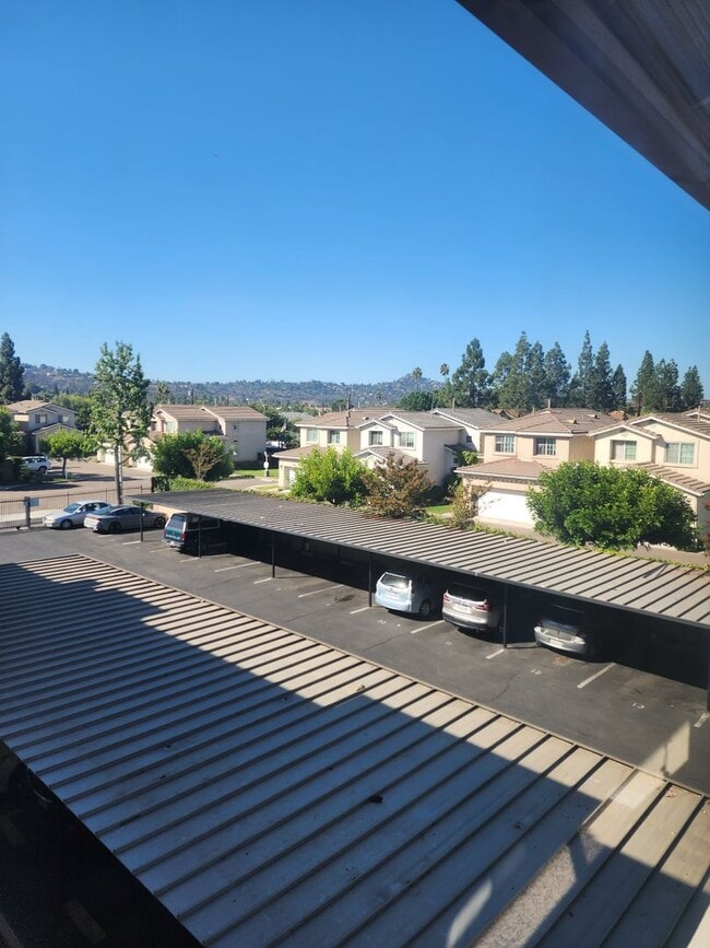 Building Photo - DECKER Town Home