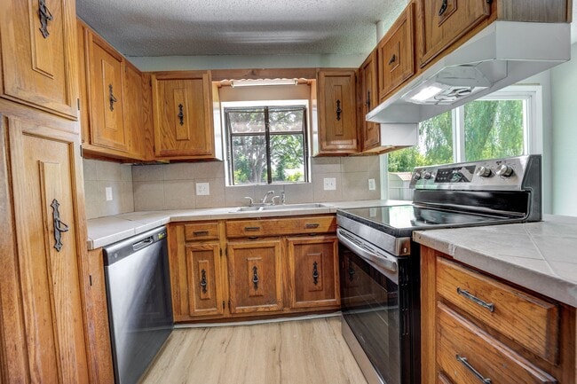 Building Photo - ***Free Month Rent, Low Deposit*** Freshly Updated 3 Bedroom House