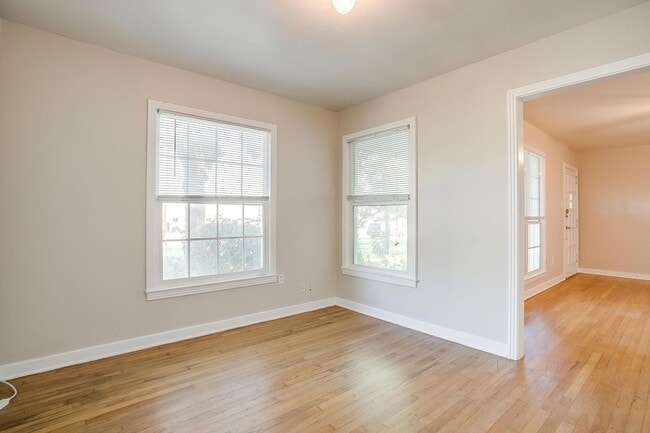 Building Photo - One Side of Great Duplex Near TCU- 1 Bed, ...