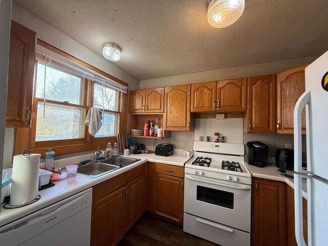 Building Photo - $2,850 | 5 Bedroom, 2 Bathroom House | NO ...