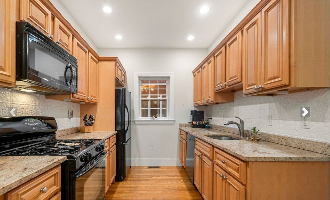 Building Photo - 8 Oakland St