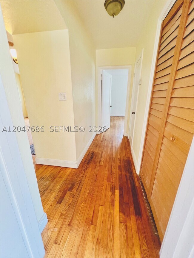 Building Photo - 410 Pinecrest Dr