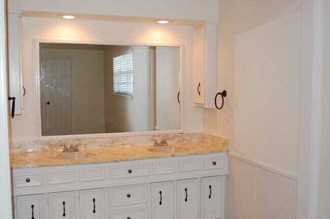 Building Photo - Three Bedroom in Southwest Lubbock - Great Location!