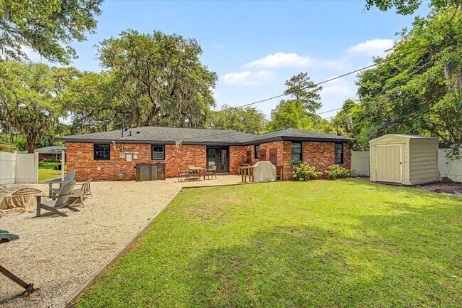Building Photo - 4 bedroom house in Hesse school district