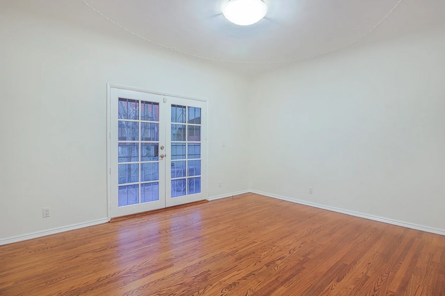 Guest bedroom - 1074 S Genesee Ave