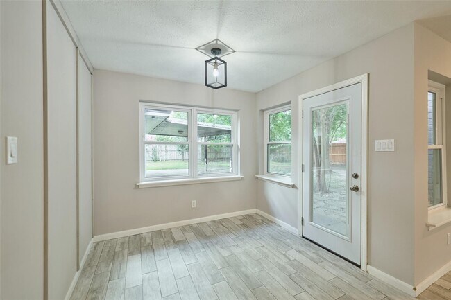 Building Photo - 725 River Plantation Dr