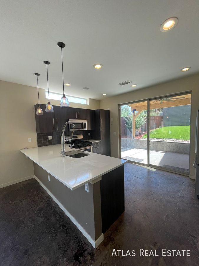 Building Photo - 3359 Mariposa St