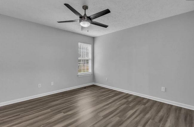 Building Photo - Adorable 3BD/2BA home in Murfreesboro with deck & attached garage!