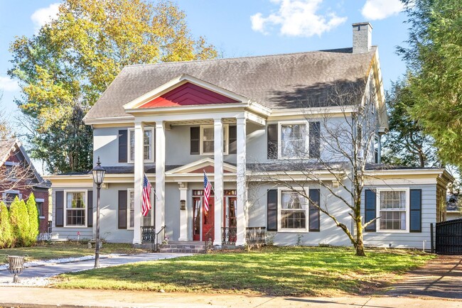 Building Photo - Historic Beauty Close to Downtown