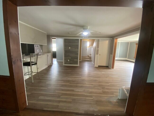 Building Photo - Beautiful 4 bedroom 1.5 bath located in th...
