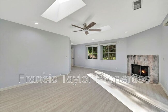 Building Photo - 16303 Avenida Florencia