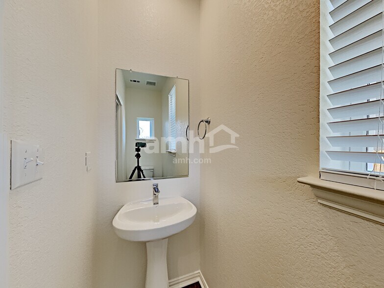 Building Photo - 2721 Wolfcreek