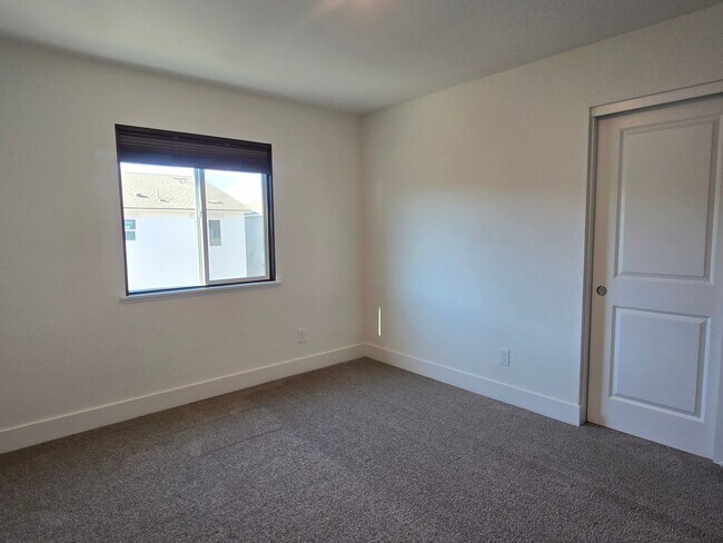 Building Photo - Newer 2 story home in Stonebrook Village- ...