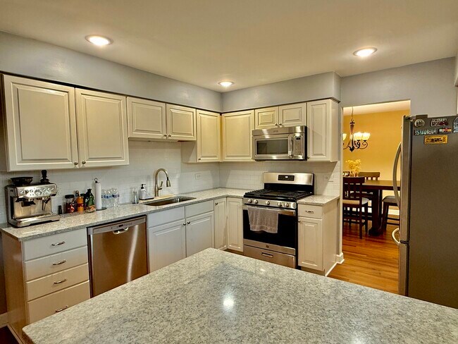 Building Photo - 411 Sequoia Ct