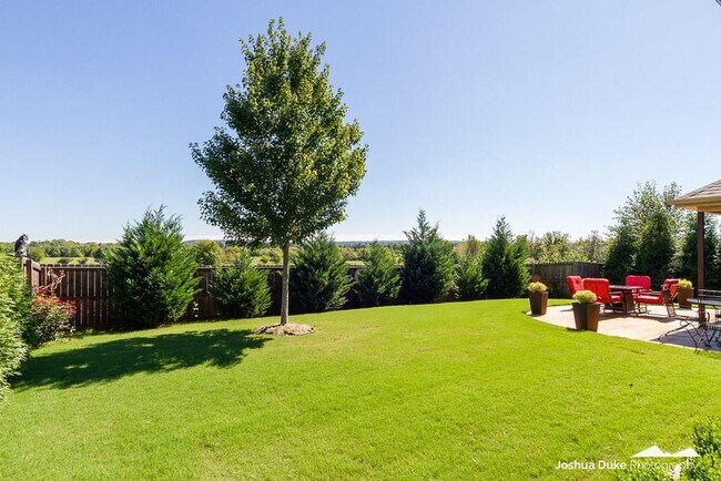 Building Photo - Georgeous 3 bedroom 2 bath home with SOLAR  and a view!