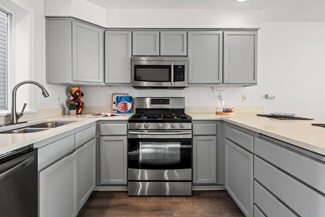 Building Photo - 3 bedroom Greenwood townhome with a view!