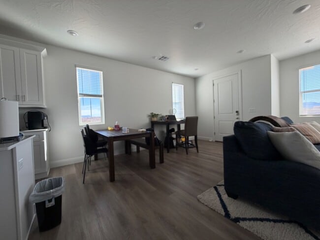 Building Photo - 487 W Carnation Ct