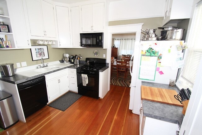 Building Photo - NICELY MAINTAINED 4 BED QUEENE ANNE HOME FOR RENT W GARAGE!