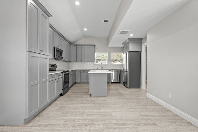Building Photo - Fully Remodeled Country Home on Half an Ac...