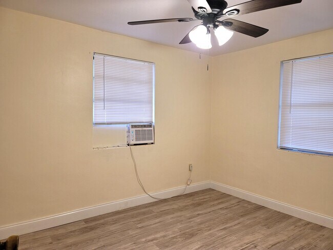 Building Photo - 4362 W Midway Rd