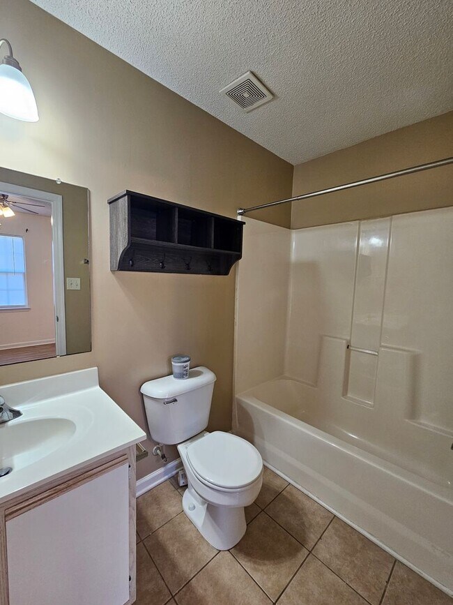 Building Photo - Well maintained Townhome w/ Large Yard