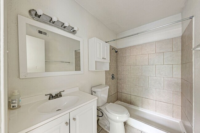 Building Photo - 2 month lease cute 1-1 blocks from campus ...